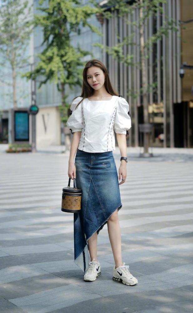 夏日“牛仔穿搭”拒绝太普通,学街头达人的穿法,时髦又吸睛