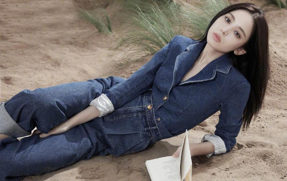 古力娜扎穿白衬衫印花裙简约大气，长发飘飘更添满满高级感