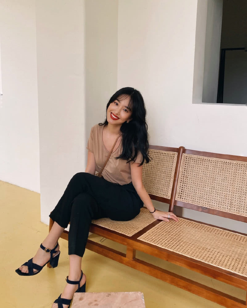 杨采钰长发披肩涂红唇,美得低调又优雅