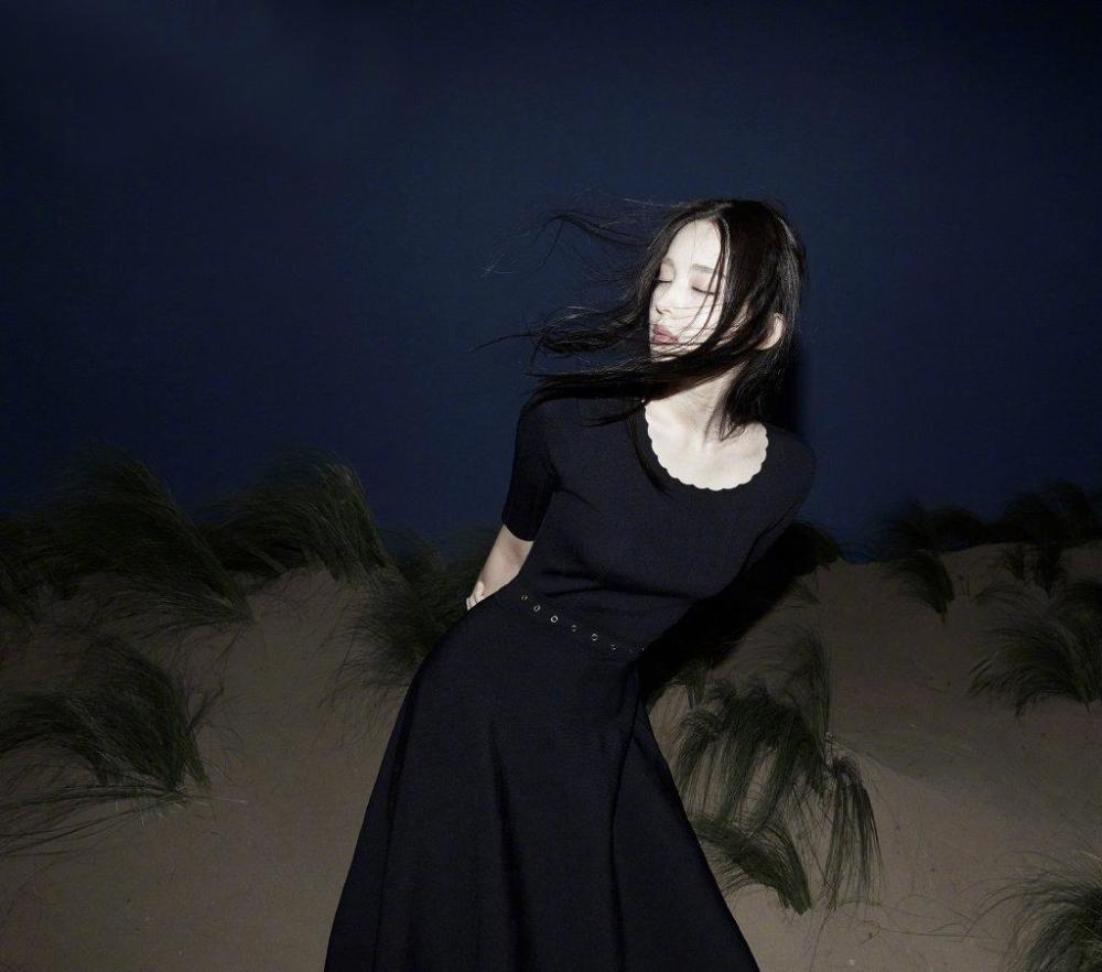 古力娜扎穿白衬衫印花裙简约大气，长发飘飘更添满满高级感