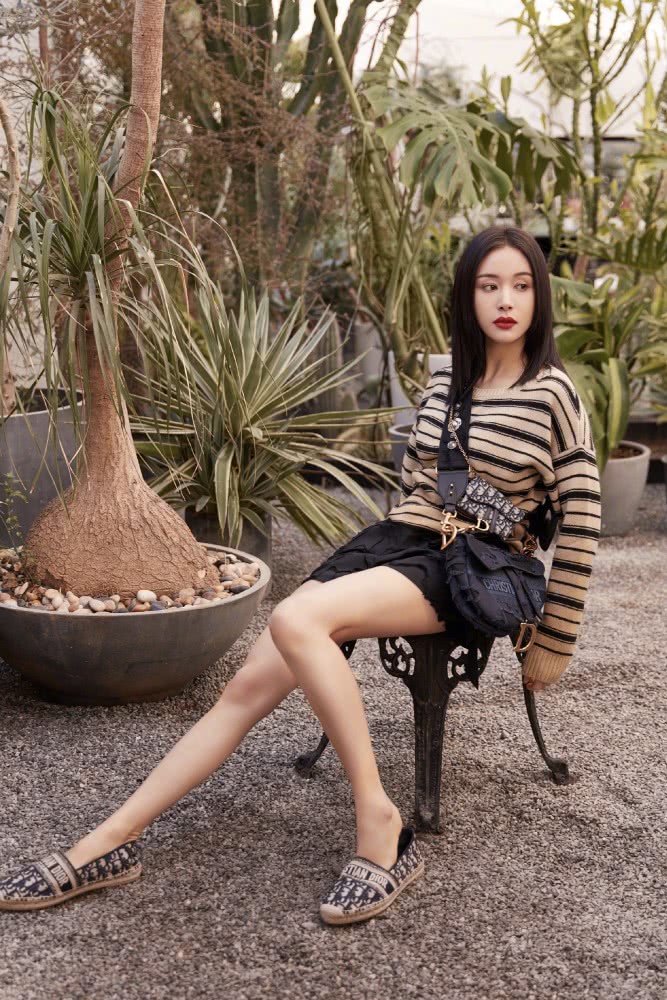 王子文晒瑜伽美照！身穿短款背心搭紧身瑜伽裤，姿势难度尽显功底