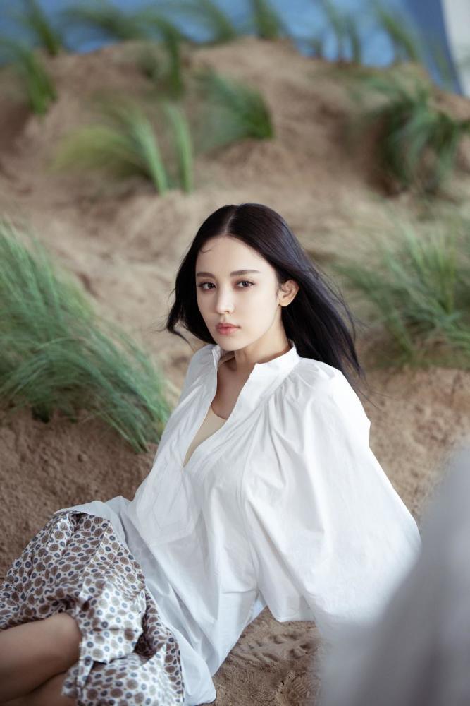 古力娜扎穿白衬衫印花裙简约大气，长发飘飘更添满满高级感