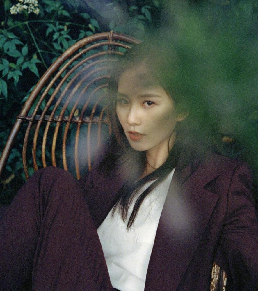 刘诗诗随意穿搭也唯美，蓝色服装优雅中透着高级