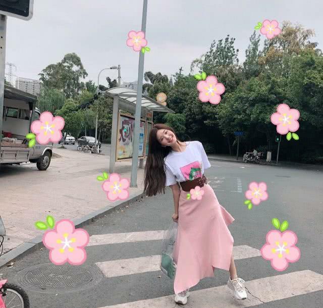 赵露思白短裙灯笼袖凸显细长手臂,微卷长发清新时尚