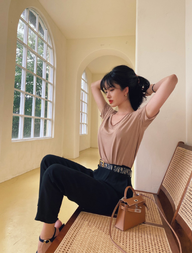 杨采钰长发披肩涂红唇,美得低调又优雅