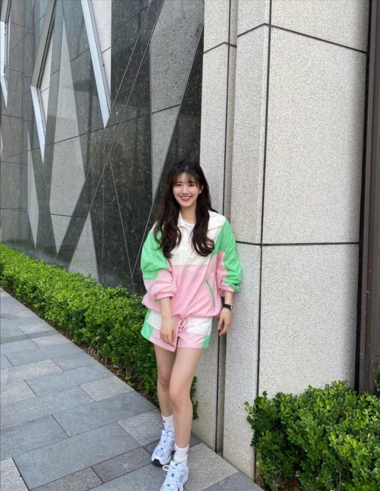 赵露思白短裙灯笼袖凸显细长手臂,微卷长发清新时尚