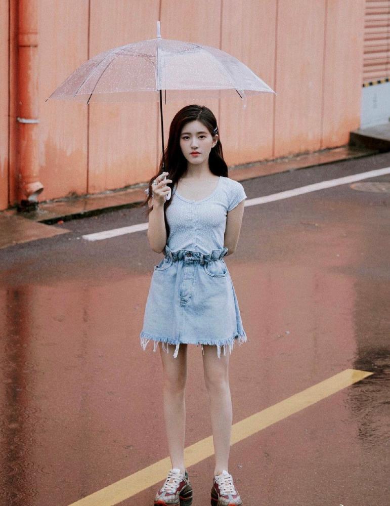 赵露思白短裙灯笼袖凸显细长手臂,微卷长发清新时尚