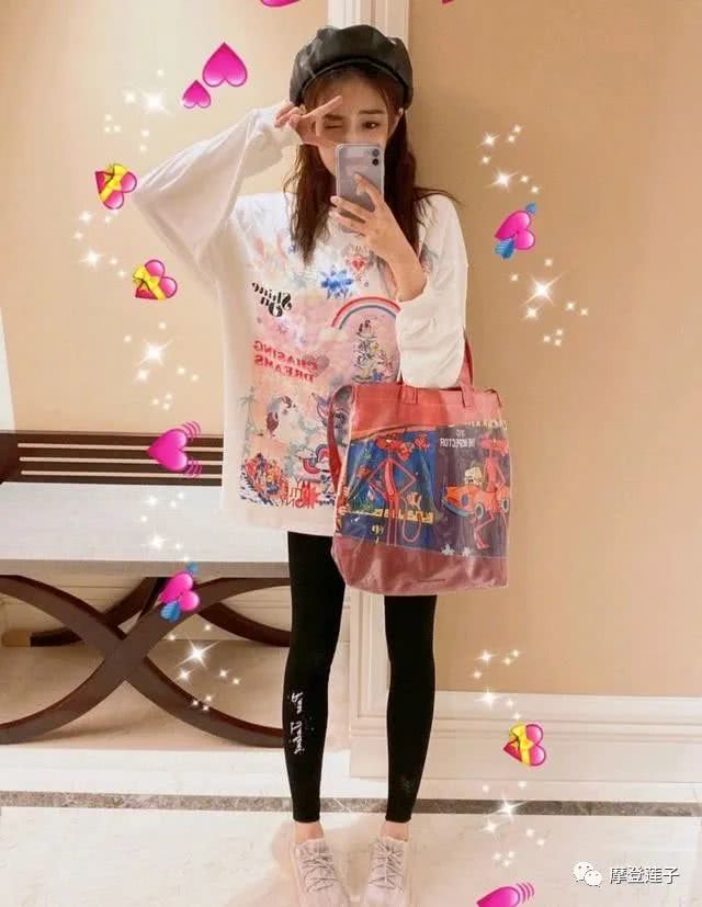 徐璐身穿牛仔衣配黑色连衣裙，时髦又有活力