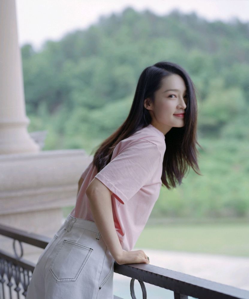 李沁笑起来真好看,穿薄荷绿上衣配A字短裙,时髦又高级