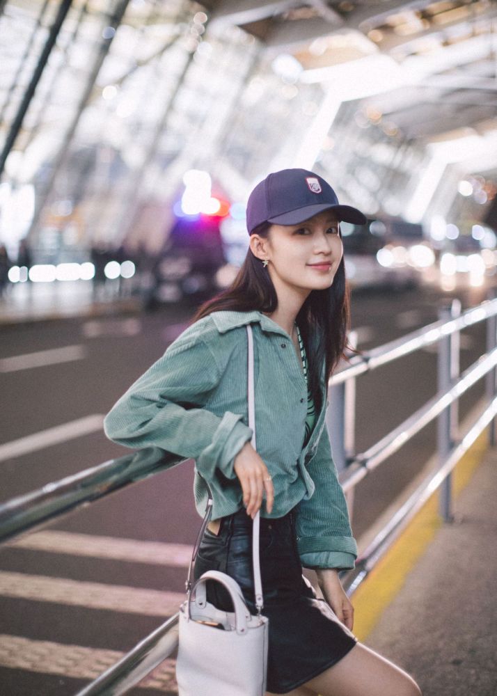 李沁笑起来真好看,穿薄荷绿上衣配A字短裙,时髦又高级