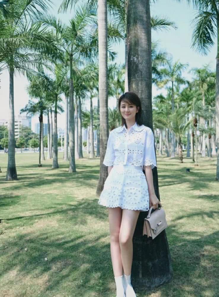 乔欣穿乖乖女连衣裙外搭风衣，甜美中透着飒爽