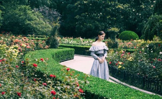 刘诗诗出席活动穿荷叶边露肩格纹裙秀“天鹅颈”，绝美！