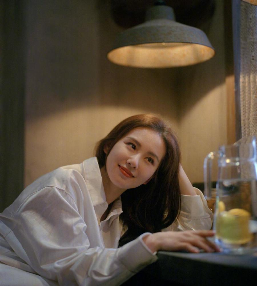 刘诗诗随意穿搭也唯美，蓝色服装优雅中透着高级