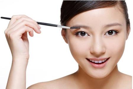 化妆步骤怎样化淡妆,新手如何画适合上班的快速妆容