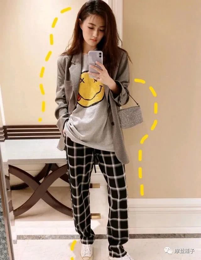 徐璐身穿牛仔衣配黑色连衣裙，时髦又有活力