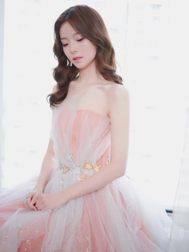 陈卓璇网纱短裙配金黄卷发温婉可爱,自信的女生人最美