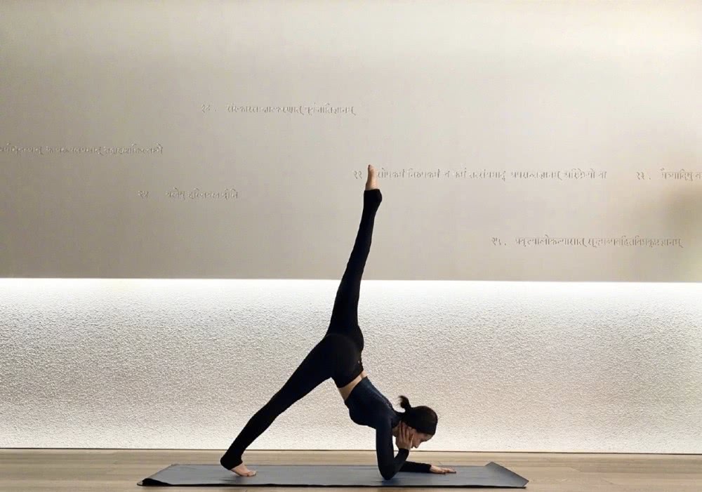 王子文晒瑜伽美照！身穿短款背心搭紧身瑜伽裤，姿势难度尽显功底