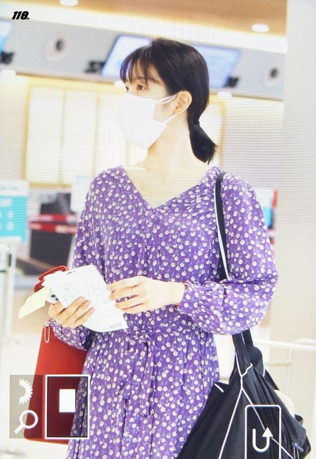 申艺恩穿华丽连衣裙展示少女气质，向粉丝们挥手致意