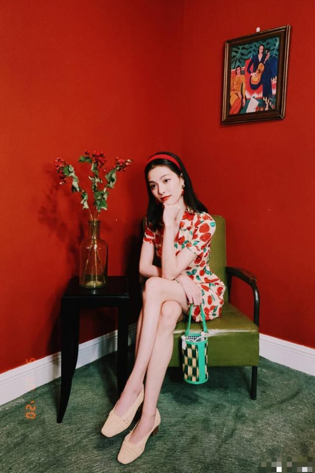 钟楚曦穿连衣裙优雅得像画中人，复古气质绝了