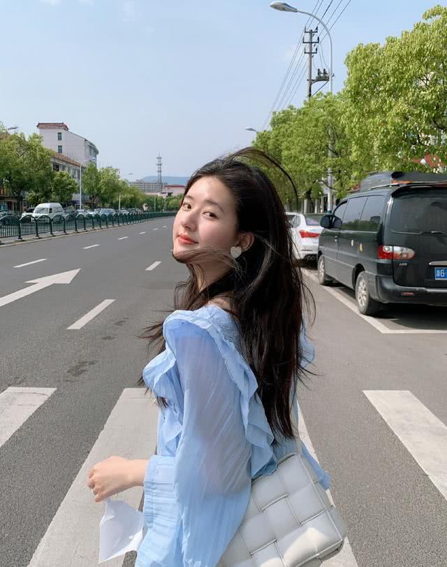 赵露思白短裙灯笼袖凸显细长手臂,微卷长发清新时尚