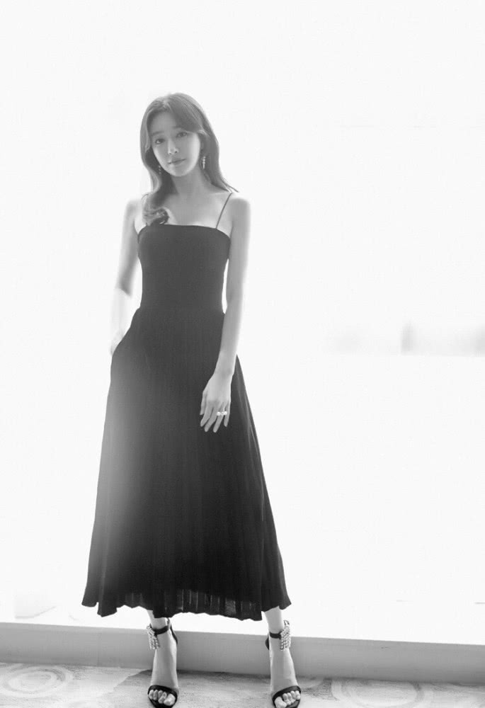 秦岚美出新高度!“葫芦身材”让人惊艳,纤细双腿让人着迷