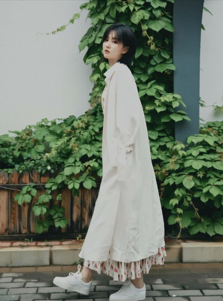 乔欣穿乖乖女连衣裙外搭风衣，甜美中透着飒爽