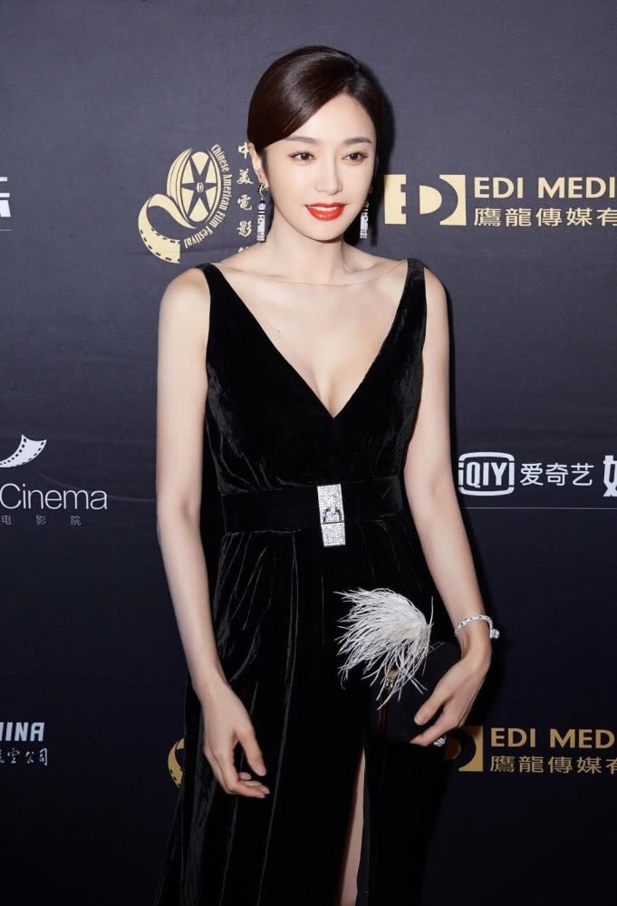 秦岚美出新高度!“葫芦身材”让人惊艳,纤细双腿让人着迷