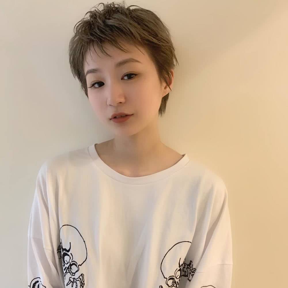 发量少发质细软容易油的小圆脸女生，适合什么样的短发？