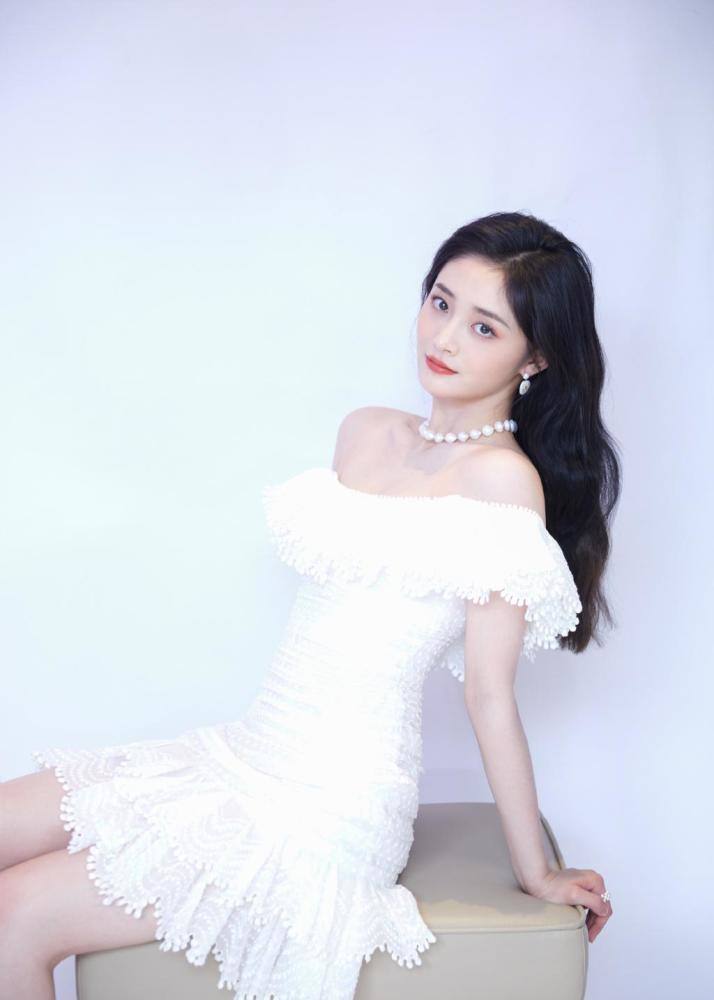 周洁琼开衫短裤配卷发小辫子,小姐姐的模样太甜美