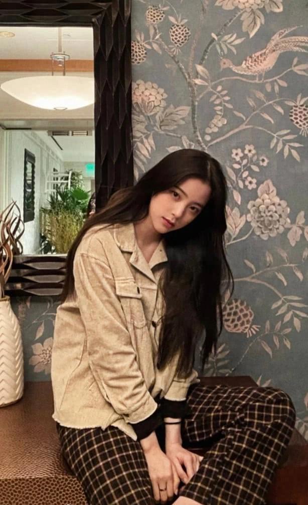 欧阳娜娜不愧是国民初恋，人人都嫌弃的“奶奶裤”她穿上后绝美