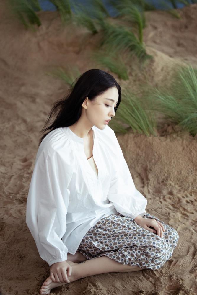 古力娜扎穿白衬衫印花裙简约大气，长发飘飘更添满满高级感