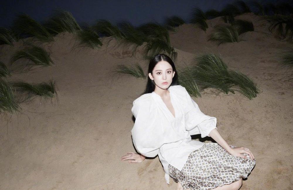 古力娜扎穿白衬衫印花裙简约大气，长发飘飘更添满满高级感
