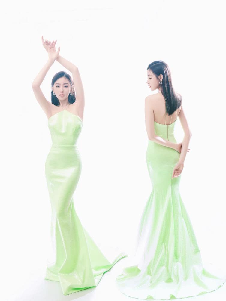 张天爱穿“牛奶裙”美出新高度,长发微卷更显女人味