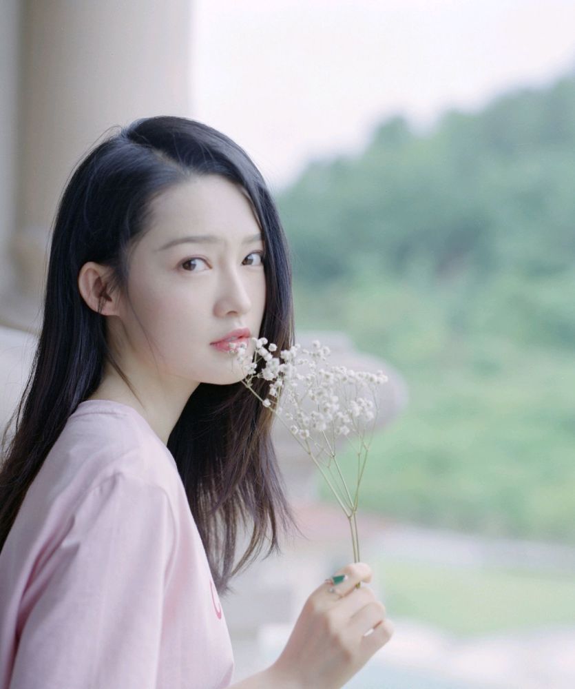 李沁笑起来真好看,穿薄荷绿上衣配A字短裙,时髦又高级