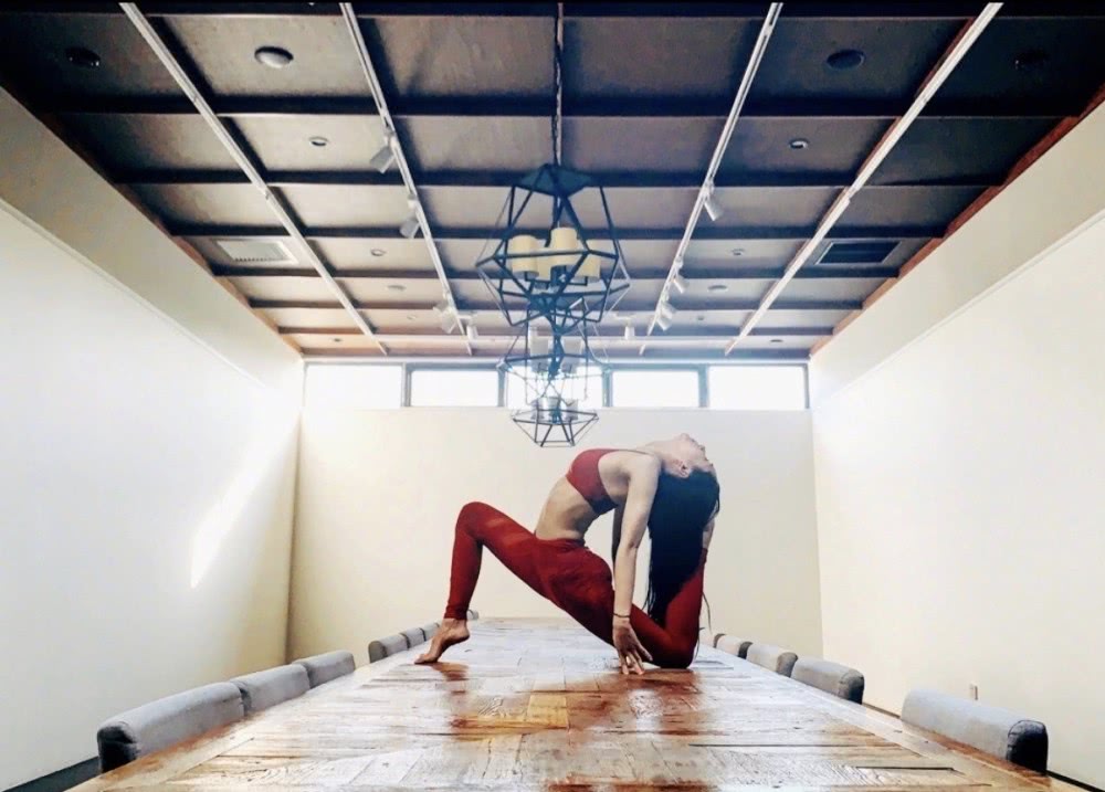 王子文晒瑜伽美照！身穿短款背心搭紧身瑜伽裤，姿势难度尽显功底