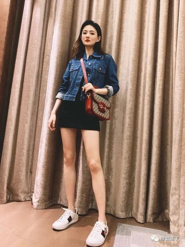 徐璐身穿牛仔衣配黑色连衣裙，时髦又有活力