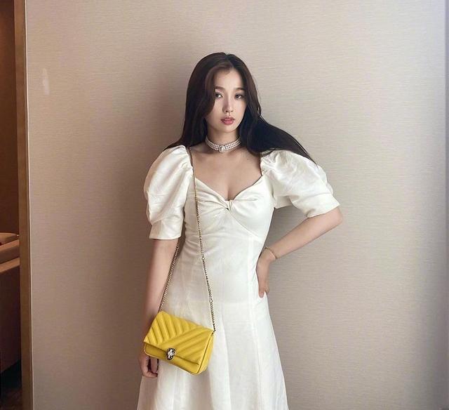 虞书欣最小码牛仔裤还能塞下一个拳头，不愧是小腰精