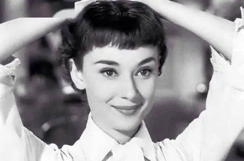 这个神似“奥黛丽•赫本”的女孩凭美颜颠覆众生,是怎样的人间绝色!