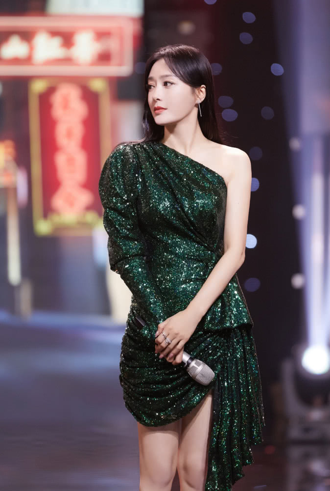 秦岚美出新高度!“葫芦身材”让人惊艳,纤细双腿让人着迷