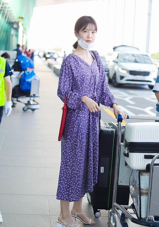 申艺恩穿华丽连衣裙展示少女气质，向粉丝们挥手致意