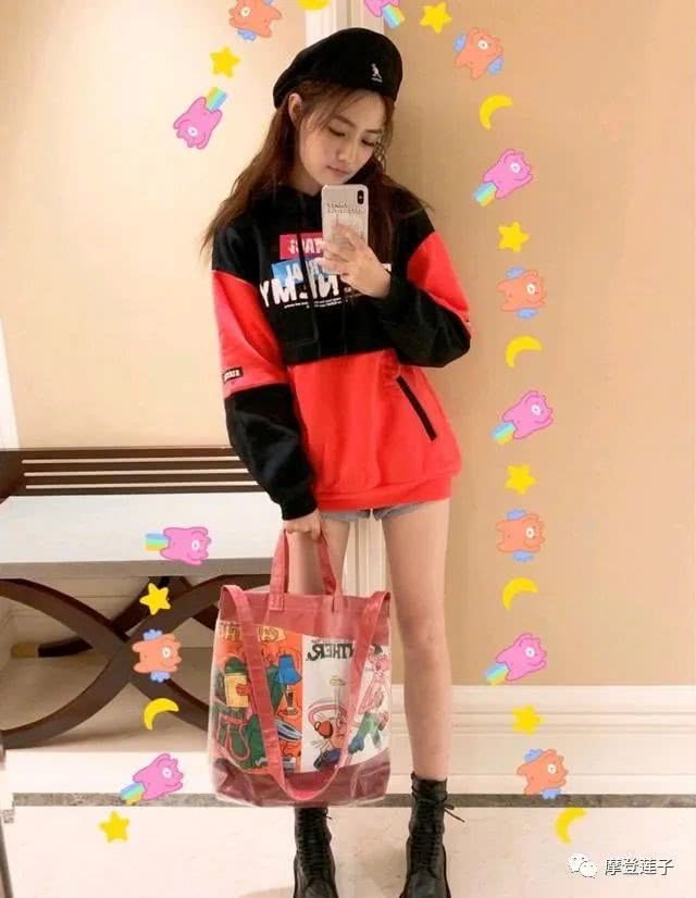 徐璐身穿牛仔衣配黑色连衣裙，时髦又有活力