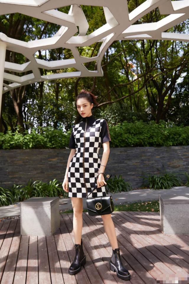 钟楚曦穿连衣裙优雅得像画中人，复古气质绝了