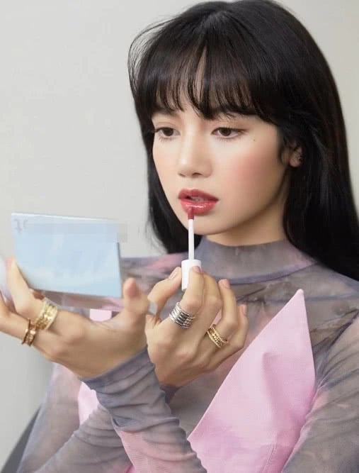 人间芭比LISA是有多自信？将“香芋皮”穿身上后，却成了00后最爱！