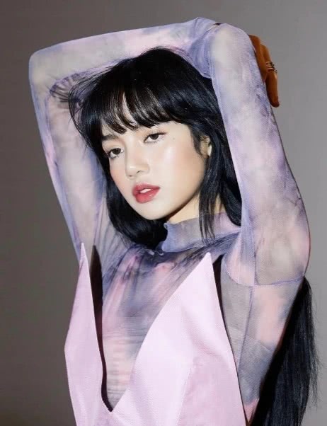 人间芭比LISA是有多自信？将“香芋皮”穿身上后，却成了00后最爱！