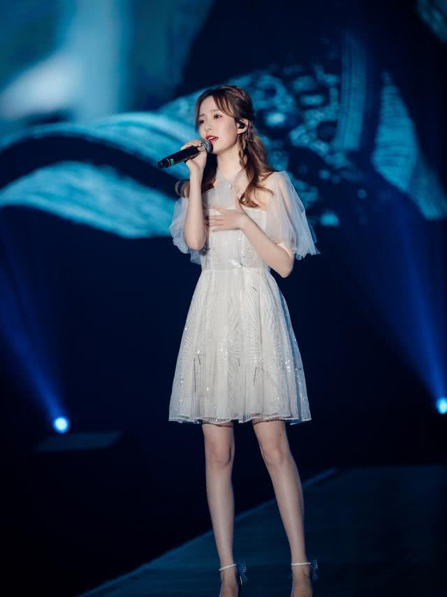 陈卓璇网纱短裙配金黄卷发温婉可爱,自信的女生人最美