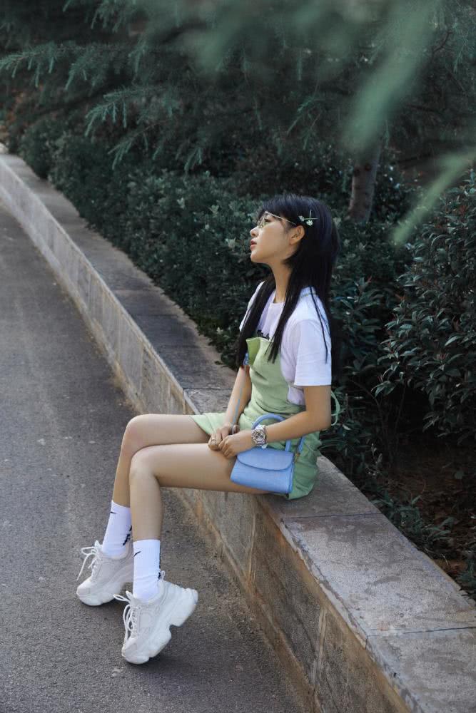 阚清子接个假发就从大众脸变初恋脸了,配小绿裙甜似韩剧女主