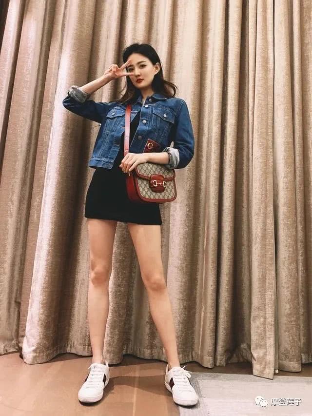 徐璐身穿牛仔衣配黑色连衣裙，时髦又有活力