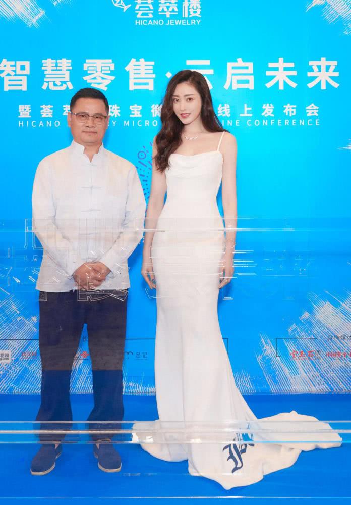 张天爱穿“牛奶裙”美出新高度,长发微卷更显女人味