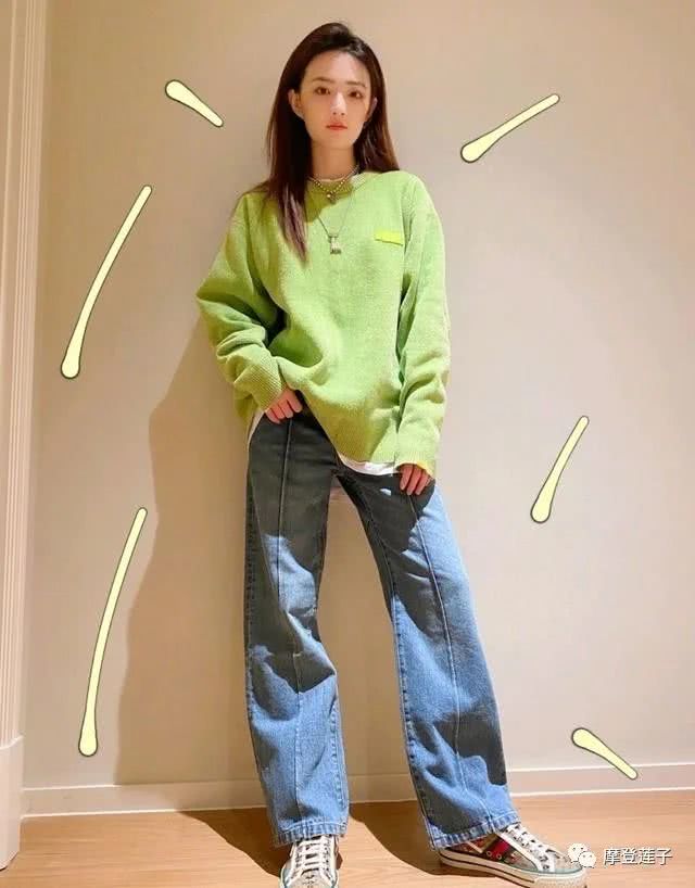 徐璐身穿牛仔衣配黑色连衣裙，时髦又有活力