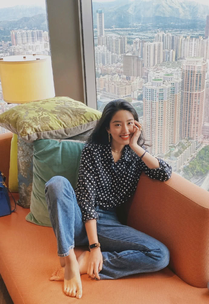 难怪杨采钰跻身“芳华六美TOP”,穿烟管裤看镜头,红唇+梨涡超A